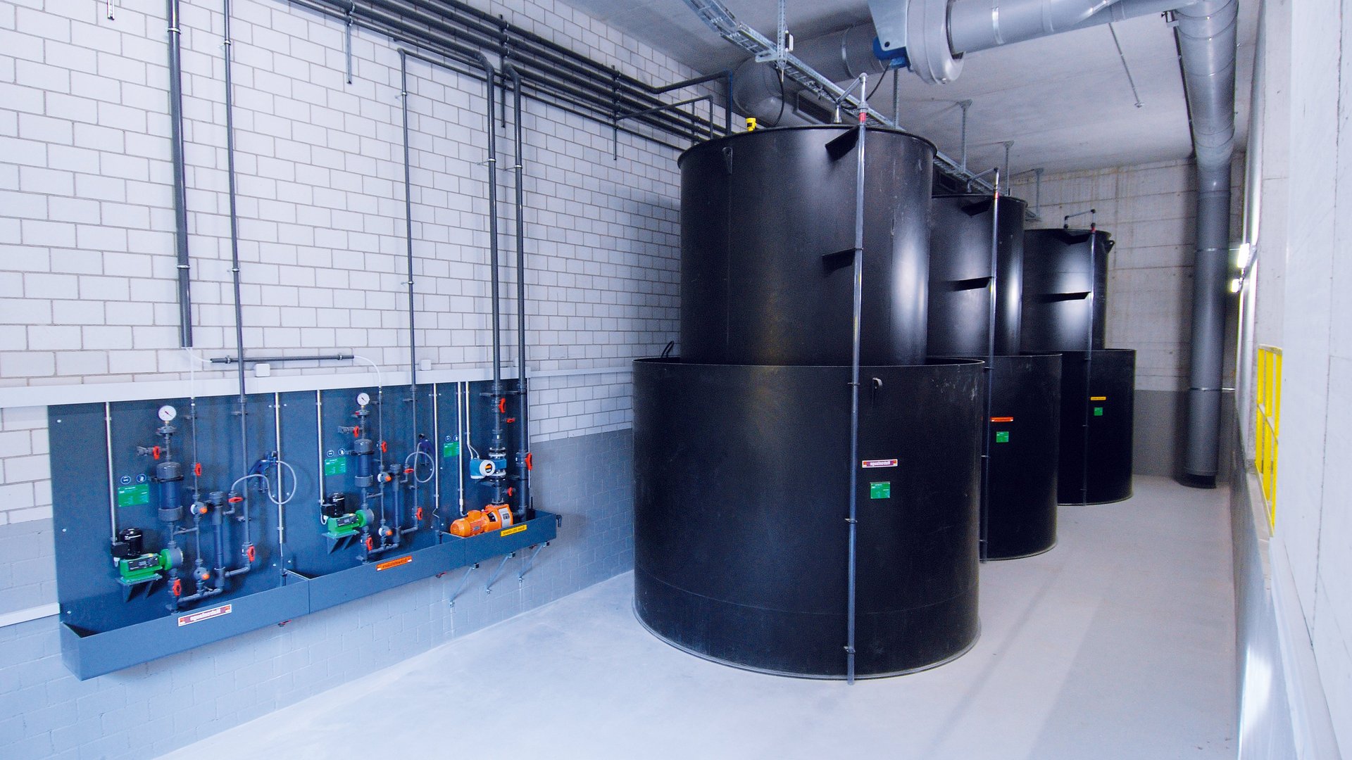 Tanklageranlage in Kunststoff PE für die Lagerung von chemisch aggressiven Chemikalien und wassergefährdenden Flüssigkeiten - Colasit