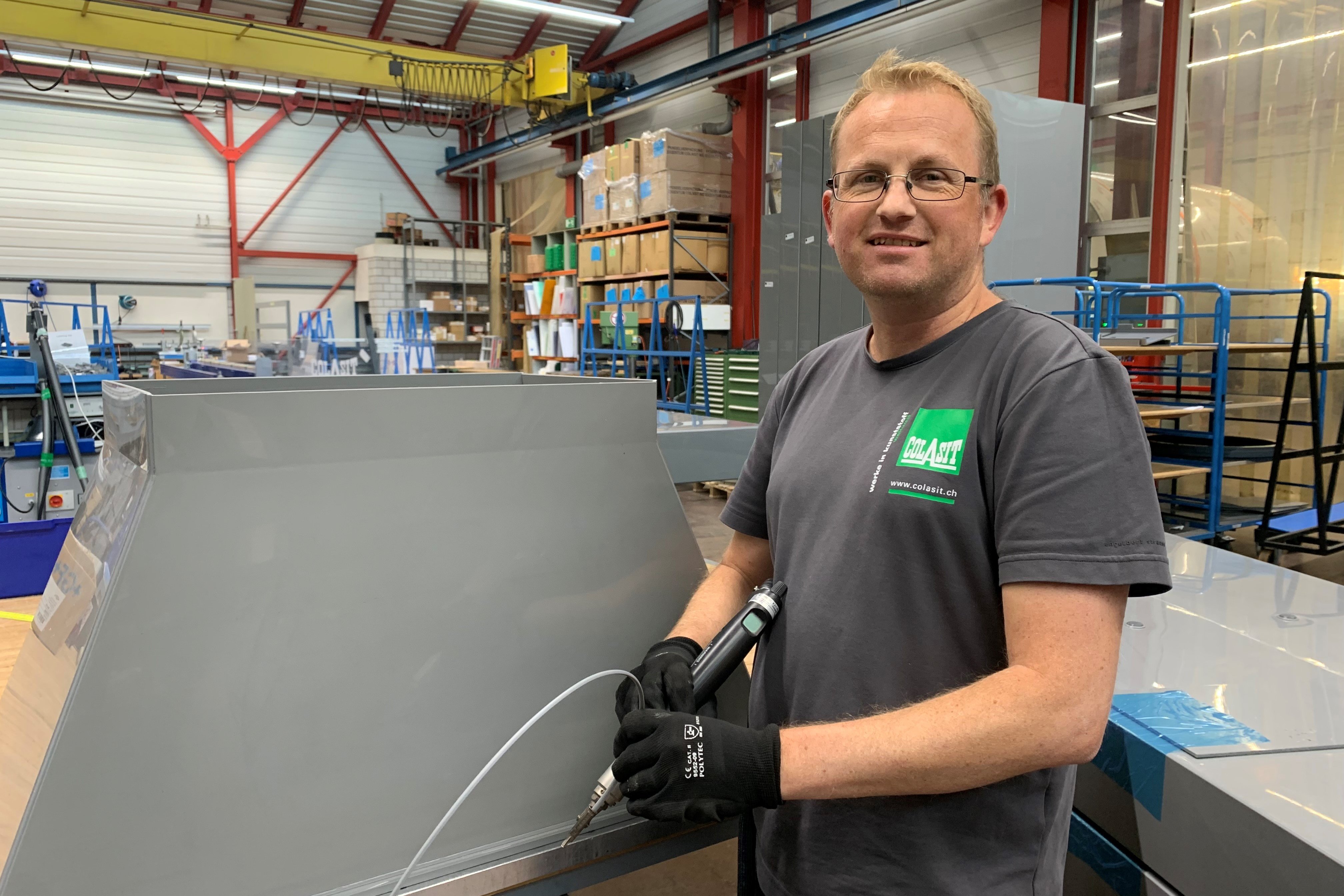 Mitarbeiter bei der Herstellung von Lüftungskomponenten aus Kunststoff - Colasit