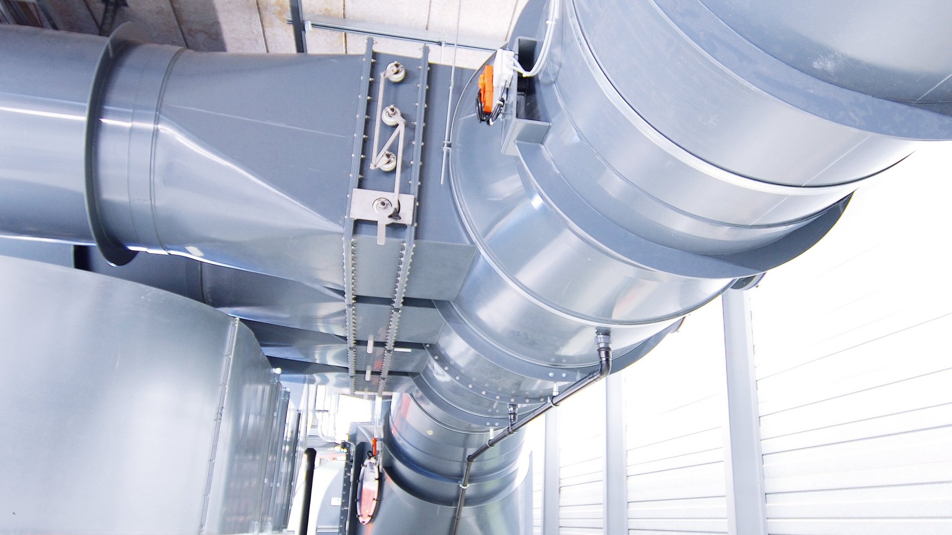 Lüftungskanäle und Lüftungsrohre in Kunststoff montiert und installiert durch Colasit