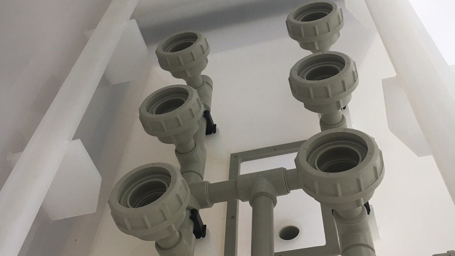 Spray nozzle distributor made of plastic as a plastic welded structure - Colasit