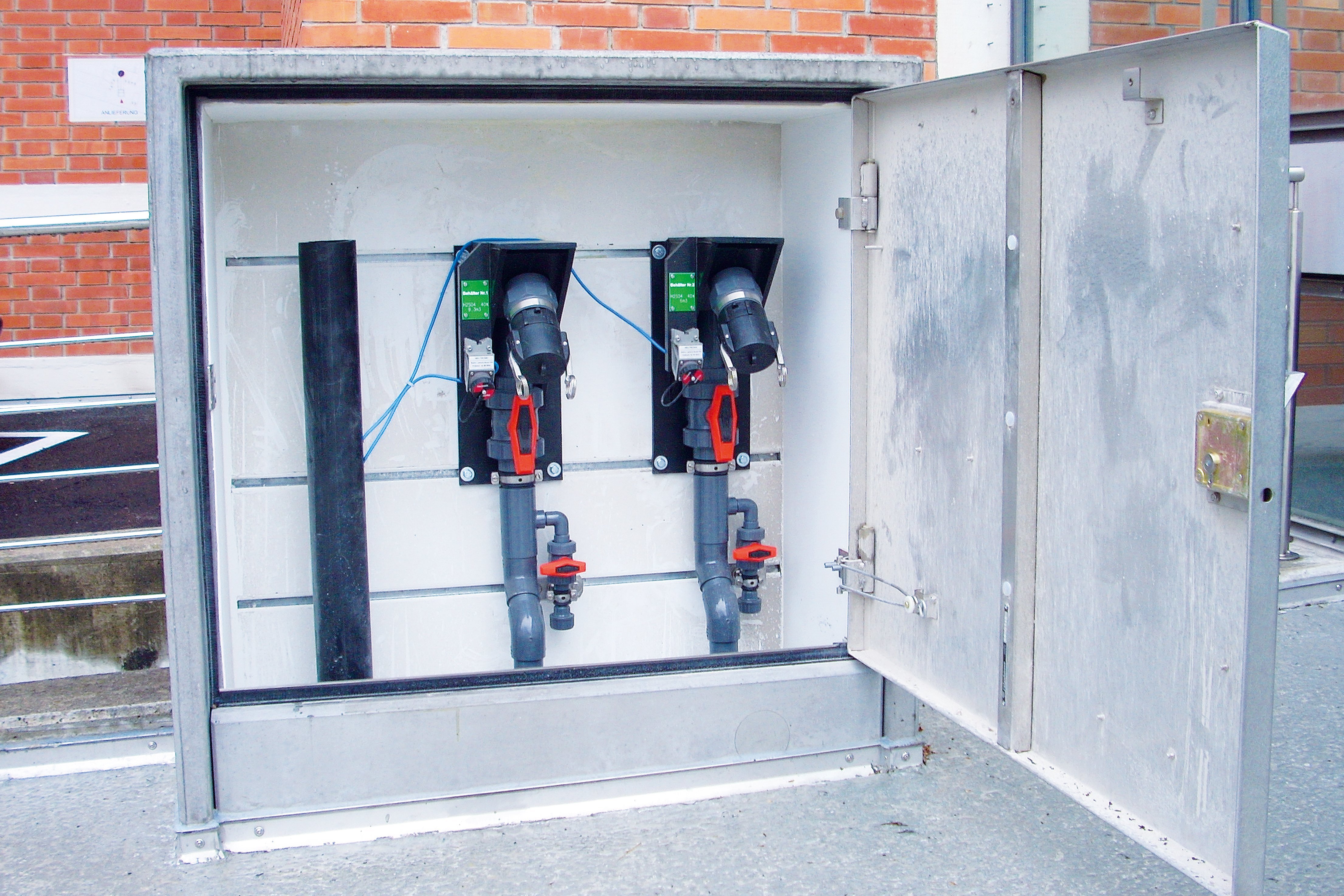 Two-fold delivery station to deliver chemicals using fuel tankers and chemical transport - Colasit