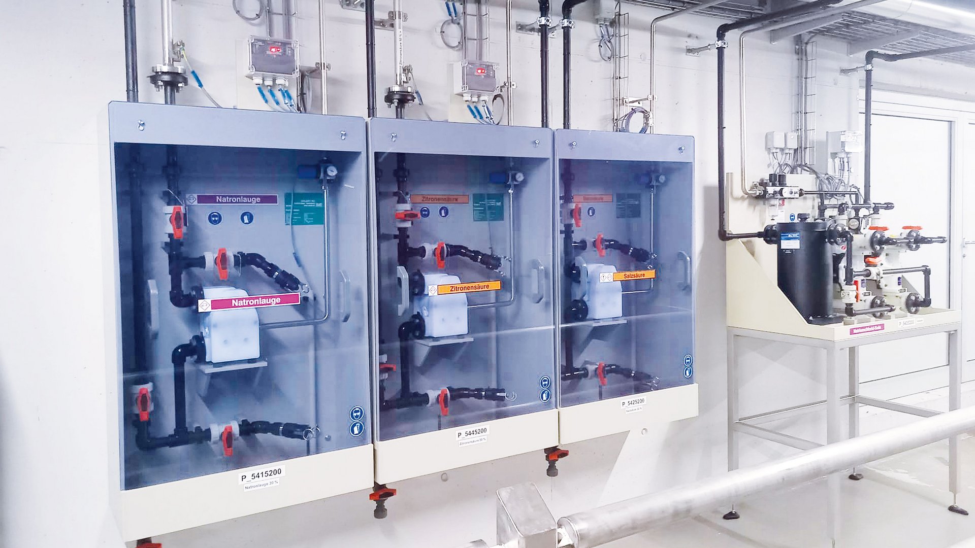 Transferstationen für Tanklageranlagen in Kunststoff mit Pumpen und Rohrleitungen im Kunststoffgehäuse - Colasit