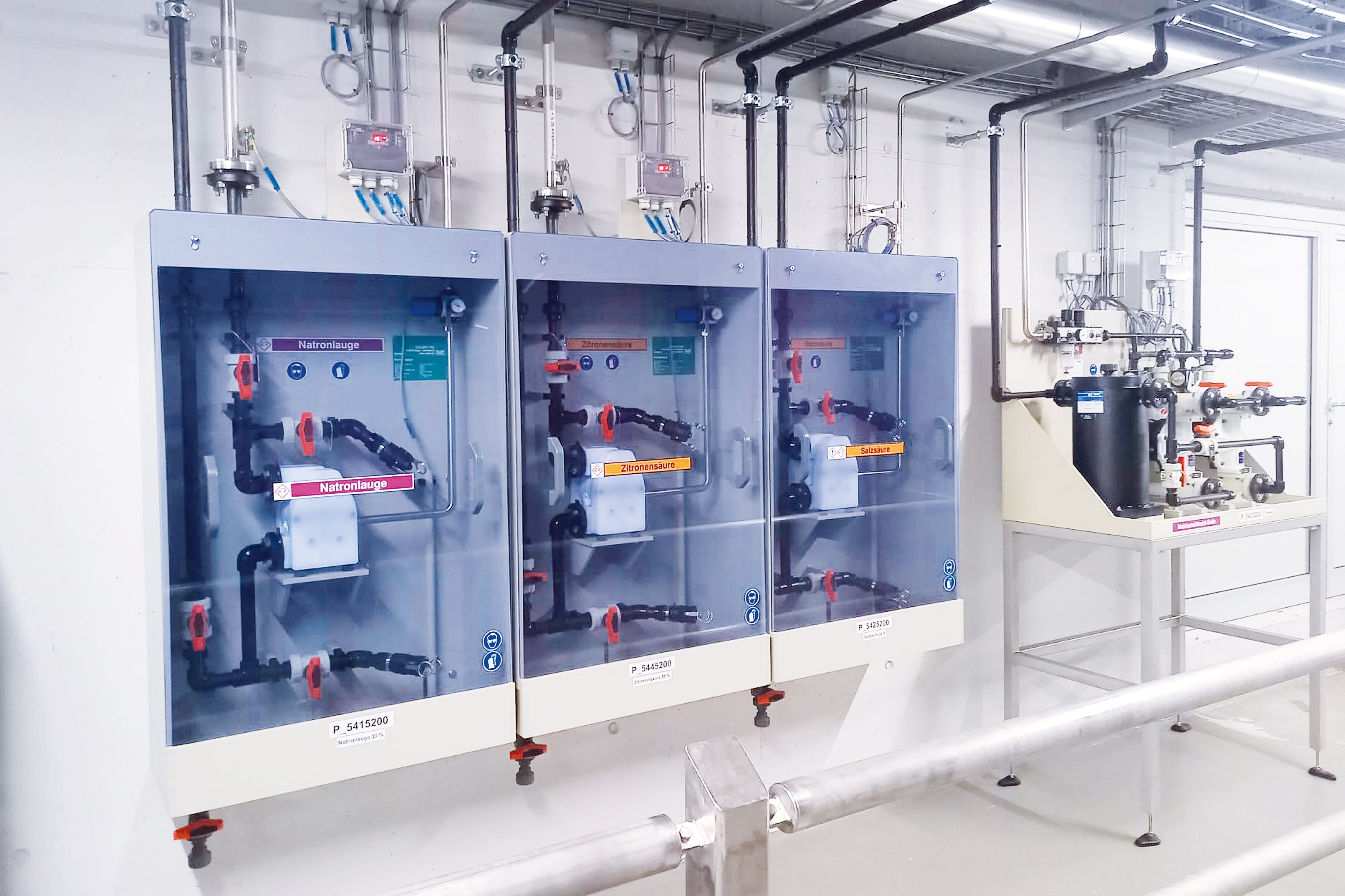 Transfer station for tank storage facilities made of plastic with pumps and piping in a plastic casing - Colasit