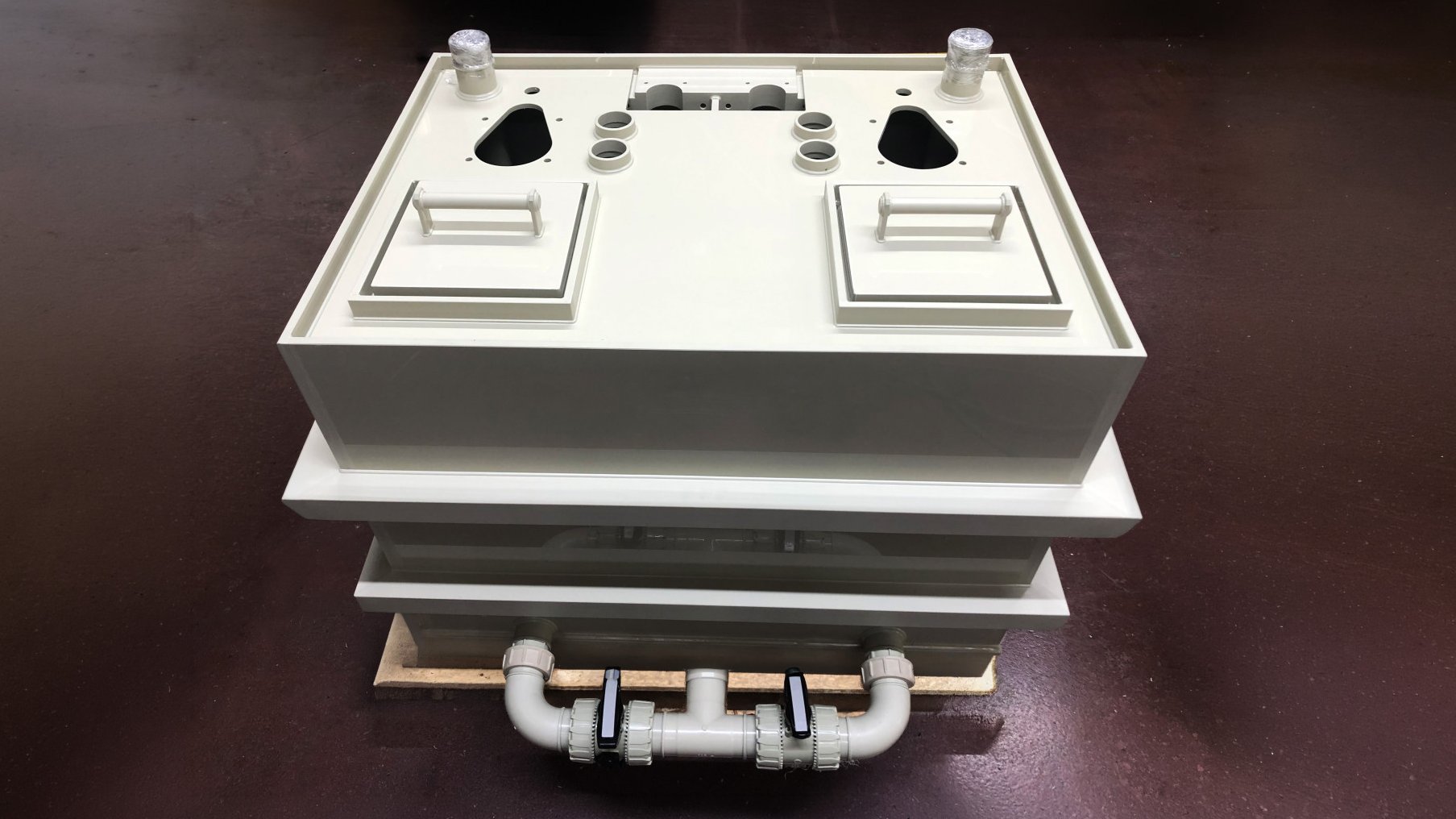 Réservoir de stockage avec pompe double en plastique PP, en tant que construction soudée en plastique - Colasit