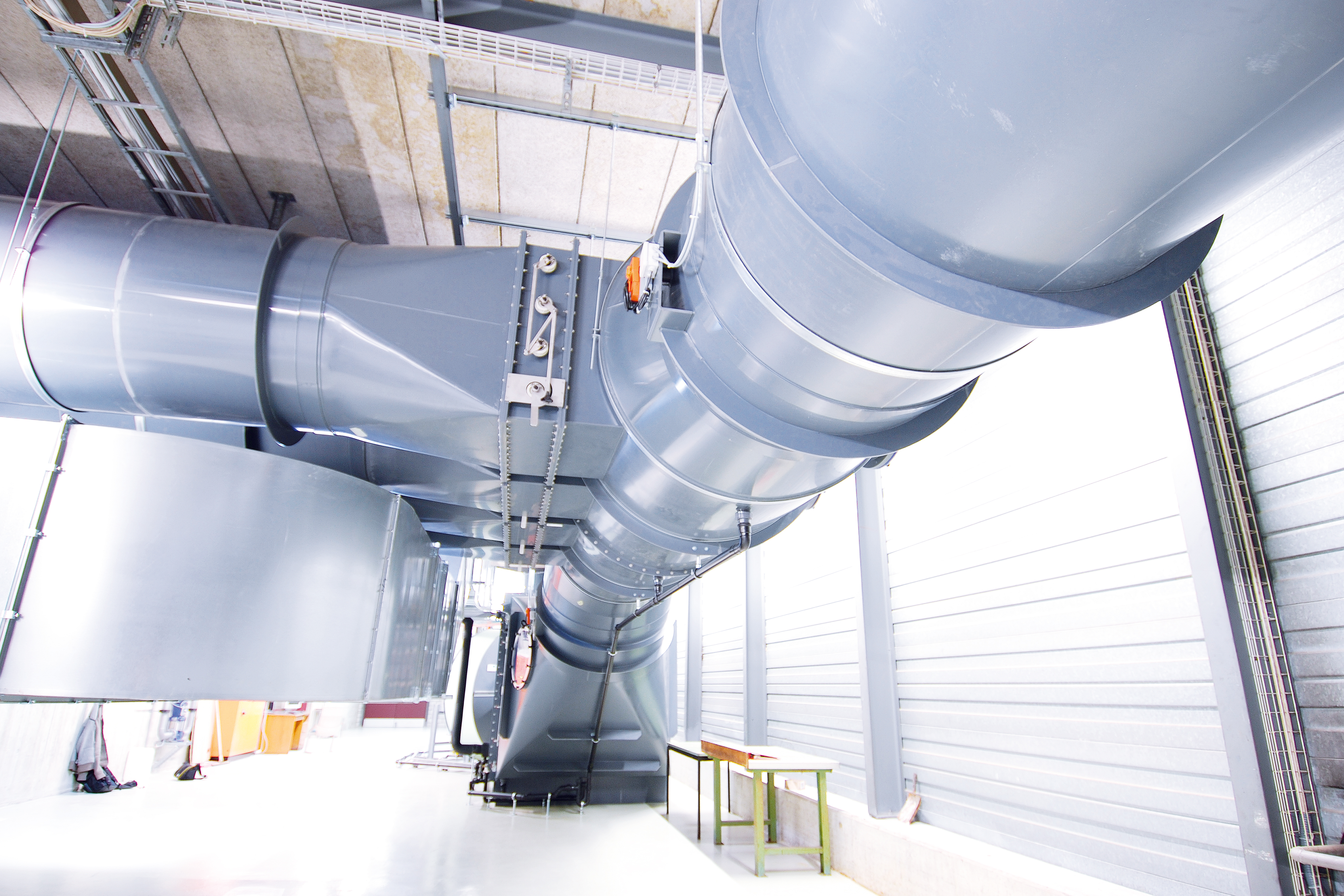 Lüftungskomponenten aus Kunststoff montiert als komplette Lüftungsanlage für Abluft und korrosive Abgase - Colasit